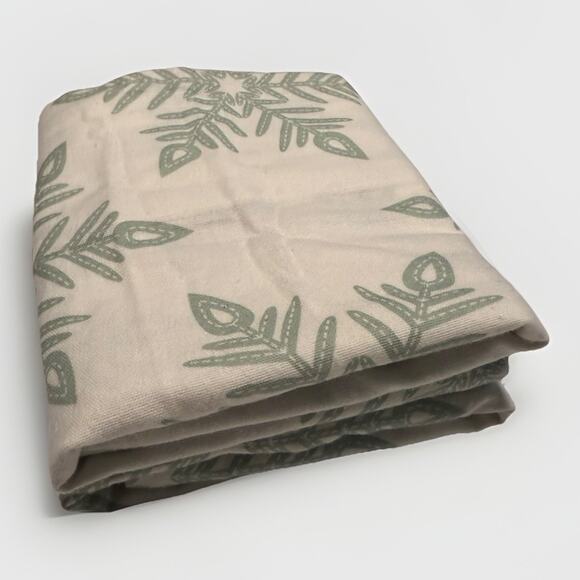 Great Bay Home Set of 2 Standard Pillowcases Green Snowflake 100% Cotton - Picture 6 of 8